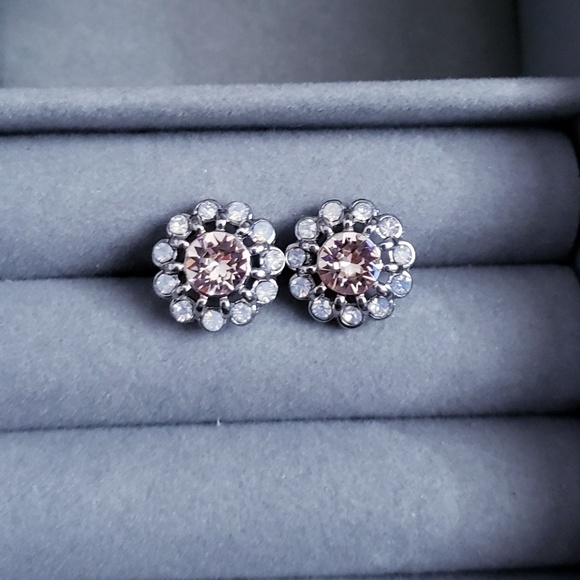 Chloe + Isabel Jewelry - Pretty flower earrings Chloe + Isabel Jewelry - Pretty flower earrings